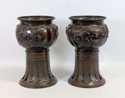une paire de vases anciens en bronze sur socles, sur fond blanc