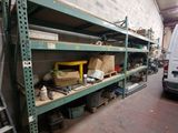 un garage avec de nombreuses étagères et des outils rangés sur ces étagères