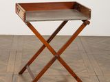 le plateau repose sur un support en bois posé sur un parquet