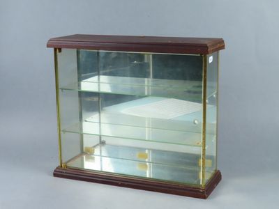 une vitrine en verre contenant un livre