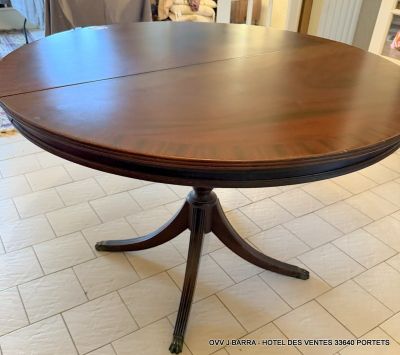 Table ronde modèle anglais en acajou flammé avec piètement g…