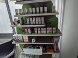 une étagère sur laquelle sont disposés divers produits dans un magasin