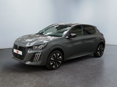 Une voiture grise est garée dans une pièce aux murs blancs.