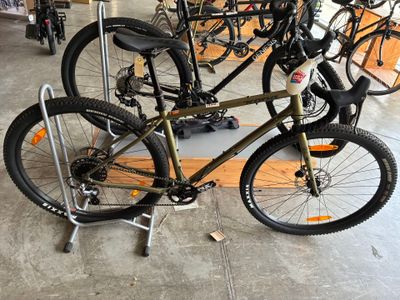 de nombreux vélos garés dans un garage