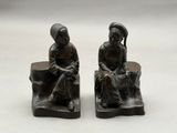 paire de figurines en bronze représentant une femme et un homme assis sur un banc