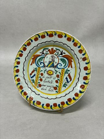 DELFT fin XVIIIe – Rare assiette en faïence polychrome (circa 178