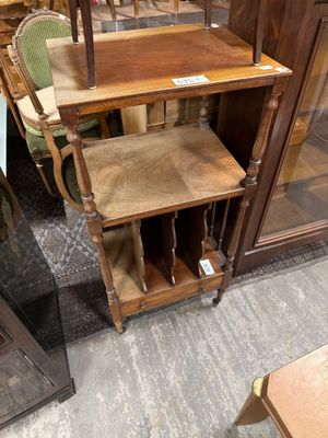 une étagère, une chaise et une table dans une pièce