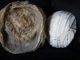 un gâteau posé à côté d'une pelote de laine