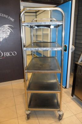 une photo d'un chariot métallique dans un magasin
