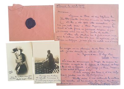 une vieille photo représentant quelques lettres et un cachet de cire