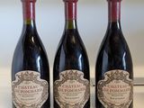 trois bouteilles de vin posées les unes à côté des autres sur un comptoir