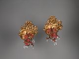 paire de boucles d'oreilles plaquées or et en cristal ornées de petits cœurs