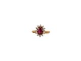 gros plan d'une bague en diamant et rubis sur fond blanc
