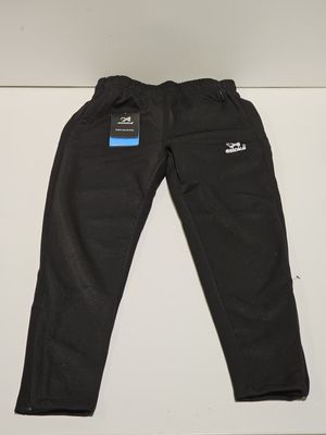 l'arrière d'un pantalon de survêtement noir muni d'une étiquette bleue