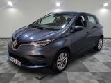 une voiture grise est garée dans une pièce au sol à carreaux