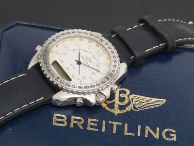 La montre Breitling est posée sur un sac bleu