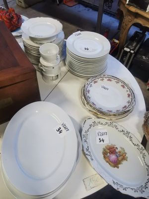 une table sur laquelle se trouvent beaucoup d'assiettes et de bols