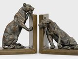 paire de serre-livres en bronze représentant un lion et un chien sur fond blanc