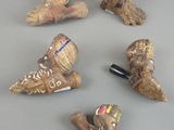 plusieurs paires de chaussures différentes et une pipe posée sur une table