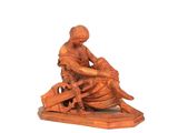 statue représentant une femme assise sur un banc, tenant un panier de fleurs