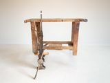 une table en bois sur laquelle est posée une machine à coudre