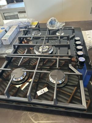 une cuisinière sur laquelle sont posés de nombreux ustensiles de cuisine