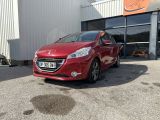 la voiture rouge est garée devant un bâtiment