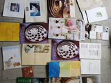 beaucoup de livres par terre, à côté d'une chaise