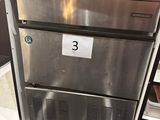 un réfrigérateur en acier inoxydable exposé dans un magasin