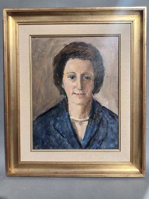 peinture d'une femme en robe bleue dans un cadre doré