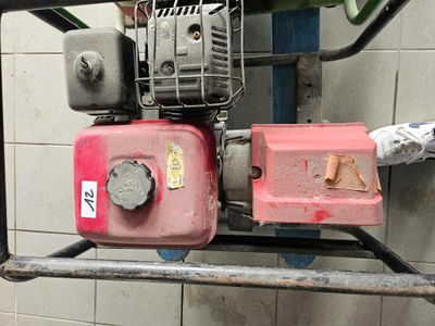 une photo montrant deux pompes à essence alignées