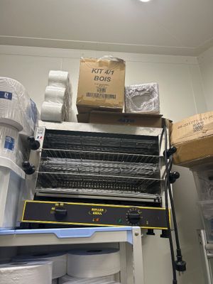 beaucoup de cartons sur une étagère dans une pièce