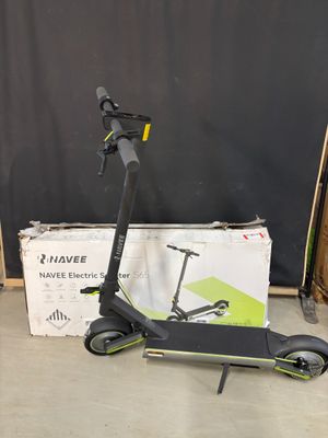 un scooter posé par terre devant un carton