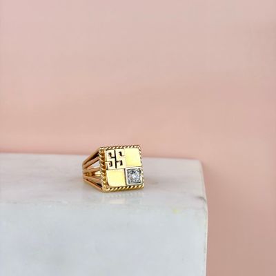 une chevalière en or sertie d'un diamant au centre