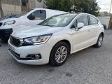 la voiture blanche est garée dans le parking à côté d'autres voitures