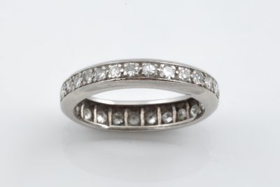 gros plan d'une bague en diamant sur fond blanc