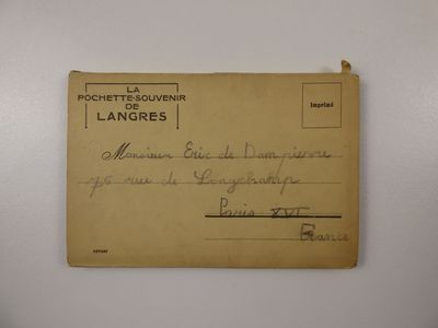 une vieille enveloppe sur laquelle l'adresse est écrite à la main