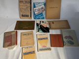 de nombreux livres posés sur une table blanche, sur fond blanc