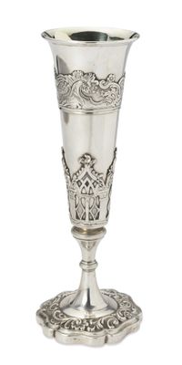 un vase en argent posé sur un socle