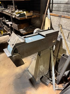 une grande machine installée dans une pièce