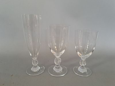 trois verres à vin vides posés sur une table