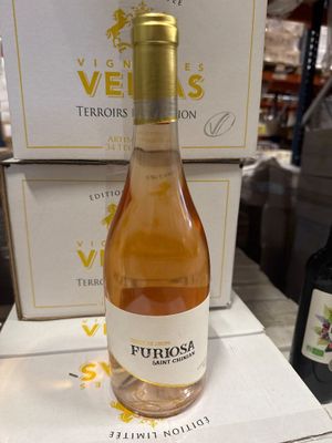 une bouteille de vin posée sur une table à côté d'un carton de vin