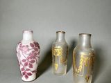 trois vases posés l'un à côté de l'autre sur une table