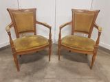 paire de chaises anciennes avec dossier et accoudoirs rembourrés de cuir
