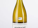 une bouteille de vin blanc posée sur une table