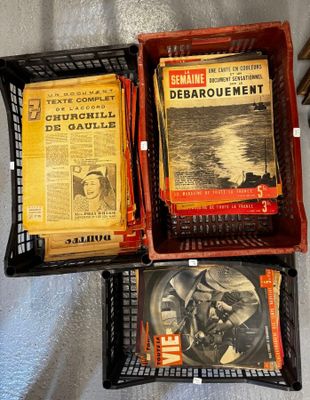 plusieurs livres sont posés dans un panier sur un lit