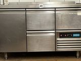 une cuisine en inox surmontée d'un micro-ondes