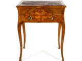 une photo d'une petite table en bois avec un plateau en marbre