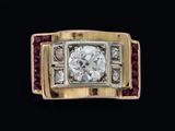 une image représentant une bague sertie d'un diamant et d'un rubis sur fond noir