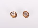 une paire de boucles d'oreilles en or et diamants sur fond blanc